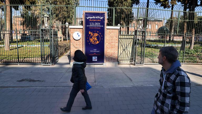 Menschen gehen an der ehemaligen US-Botschaft in Teheran vorbei.