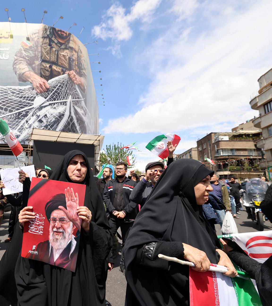 Menschen versammeln sich auf einem Platz in Teheran nach der Verkündung der Feuerpause mit den USA.