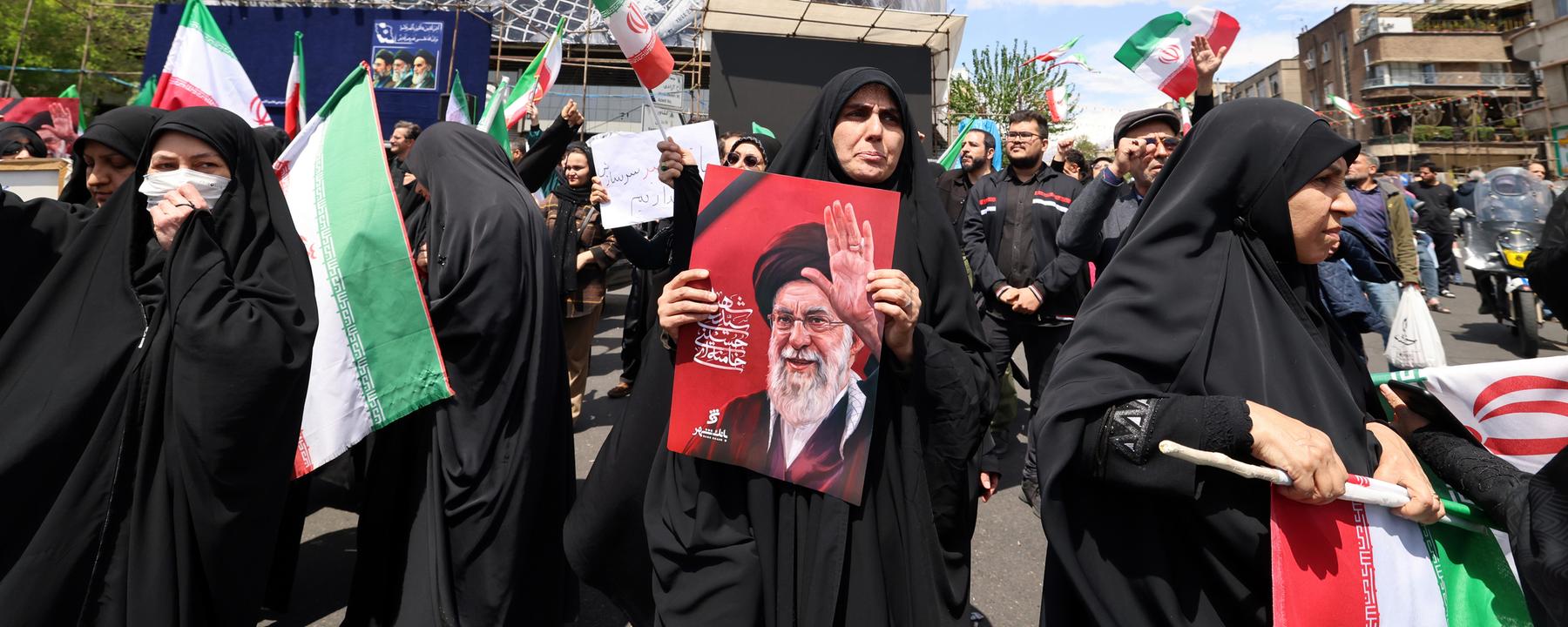 Menschen versammeln sich auf einem Platz in Teheran nach der Verkündung der Feuerpause mit den USA.