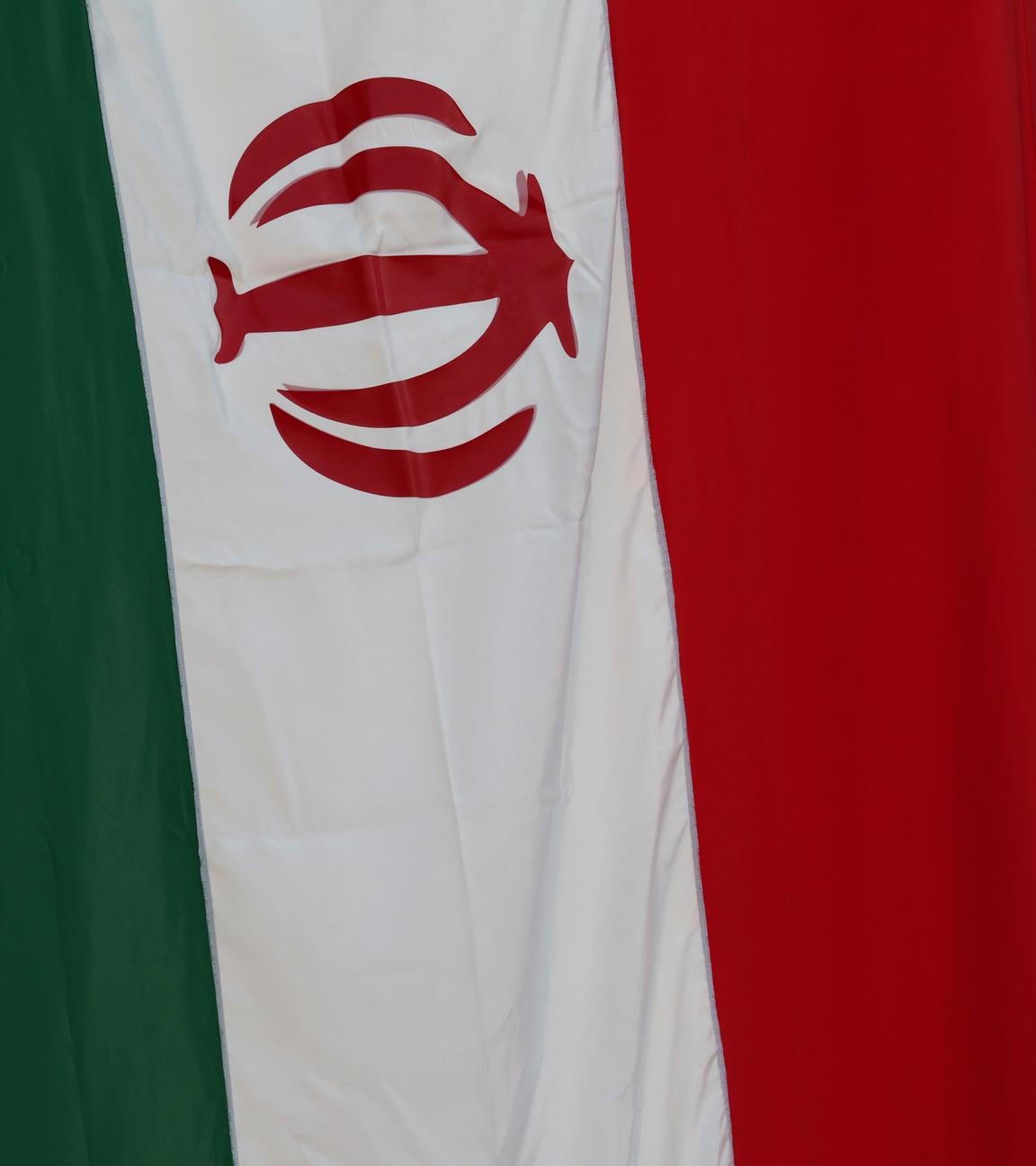 Die Flaggen der USA und des Iran wehen in Muscat, Oman