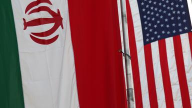 Die Flaggen der USA und des Iran wehen in Muscat, Oman