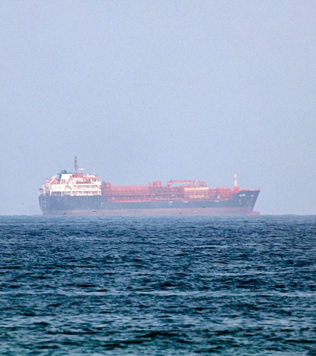 Frachtschiffe sind an einem Ende der Straße von Hormus nahe der Küste von Dibba Al-Fujairah (Vereinigte Arabische Emirate) zu sehen