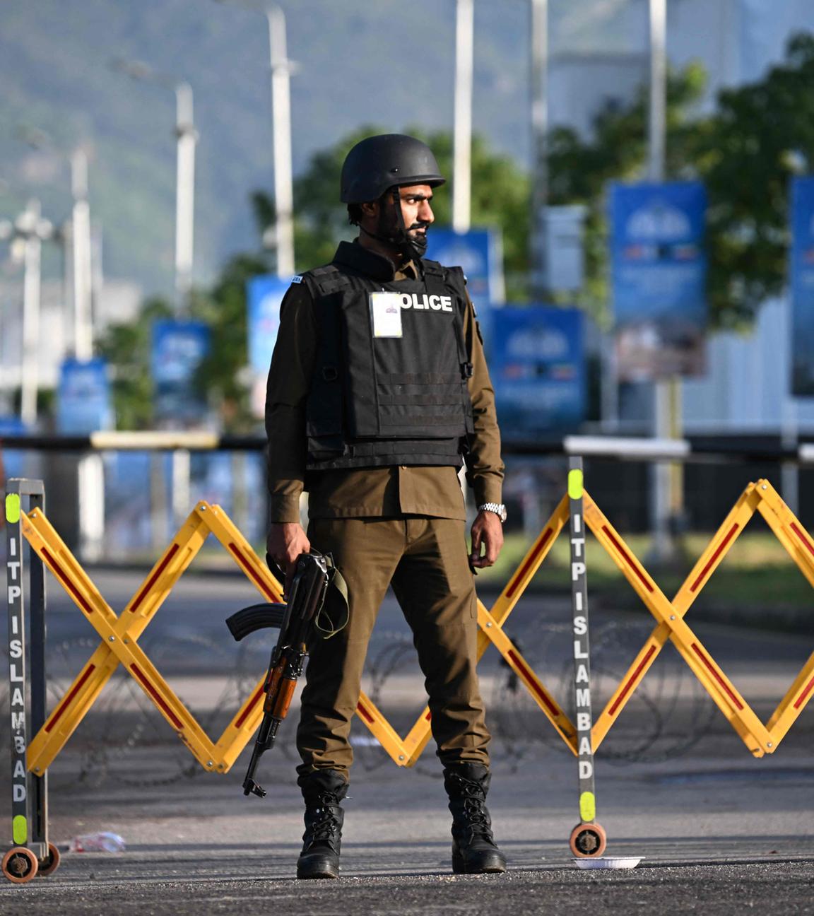 Ein Polizist steht Wache - in der Nähe des Hotels in Islamabad (Pakistan), in dem die Gespräche zwischen USA und Iran erwartet werden.