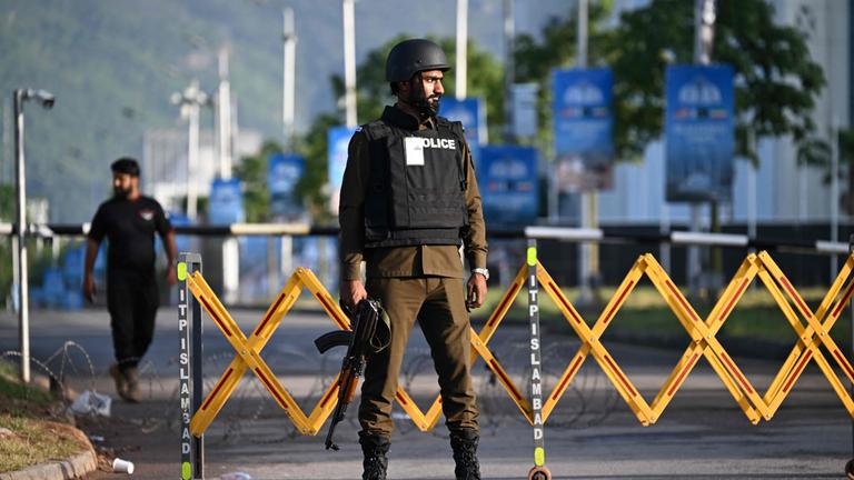 Ein Polizist steht Wache - in der Nähe des Hotels in Islamabad (Pakistan), in dem die Gespräche zwischen USA und Iran erwartet werden.
