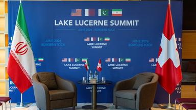 Die iranische Fahne (l) und die Schweizer Fahne vor dem Treffen des iranischen Außenministers Araghtschi und des Schweizer Bundesrats Cassis im Bürgenstock Resort am Vierwaldstättersee. 