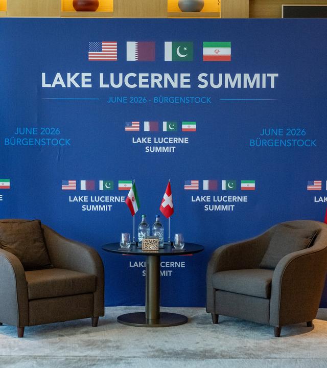Die iranische Fahne (l) und die Schweizer Fahne vor dem Treffen des iranischen Außenministers Araghtschi und des Schweizer Bundesrats Cassis im Bürgenstock Resort am Vierwaldstättersee. 