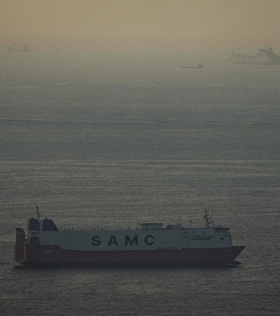 Vereinigte Arabische Emirate, Schardscha: Frachtschiffe fahren im Arabischen Golf in Richtung der Straße von Hormus.