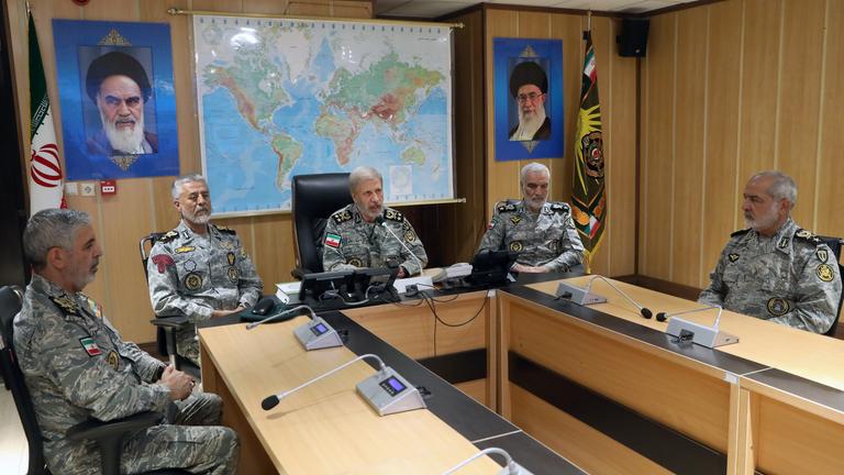 Der Oberbefehlshaber der iranischen Armee Amir Hatami bei einer Sitzung im Kriegsführungsraum der iranischen Armee mit weiteren Personen.