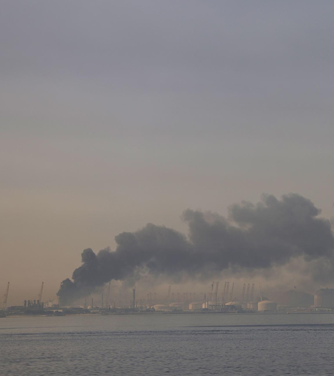 Iran meldet Vergeltungsschläge: Rauch über dem Hafen Jebel Ali in Dubai am 1. März 2026