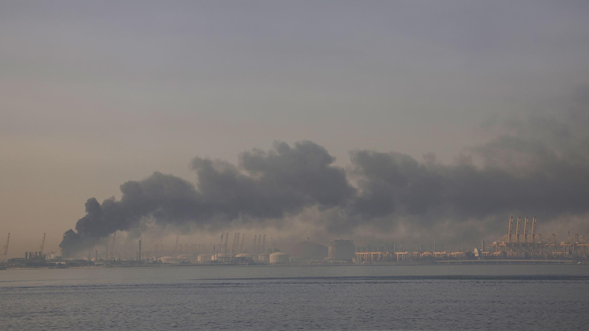 Iran meldet Vergeltungsschläge: Rauch über dem Hafen Jebel Ali in Dubai am 1. März 2026