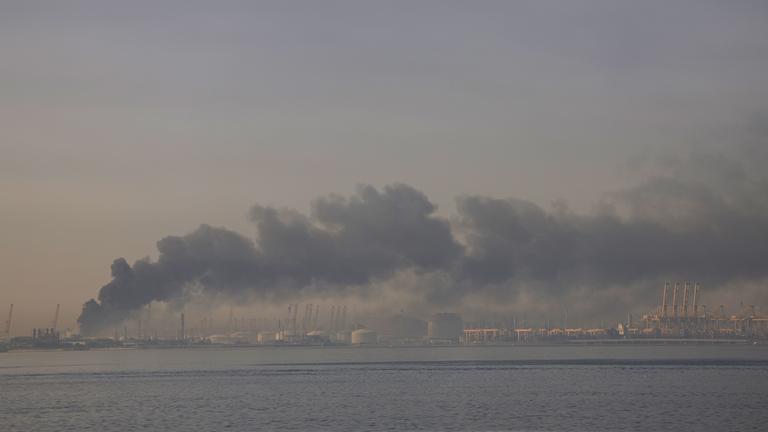 Iran meldet Vergeltungsschläge: Rauch über dem Hafen Jebel Ali in Dubai am 1. März 2026
