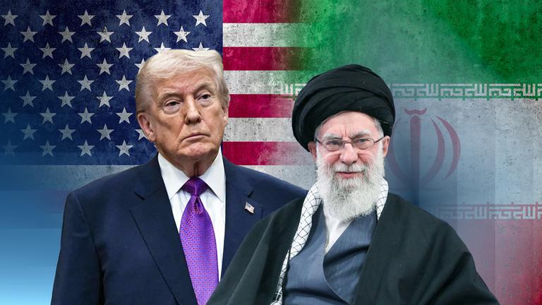 Links ist der US-Präsident Donald Trump mit der Flagge der USA im Hintergund. Rechts neben ihm der oberste Führer des Iran Chamenei mit der iranischen Flagge im Hintergund.