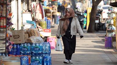 Frau geht im Iran über Marktstraße