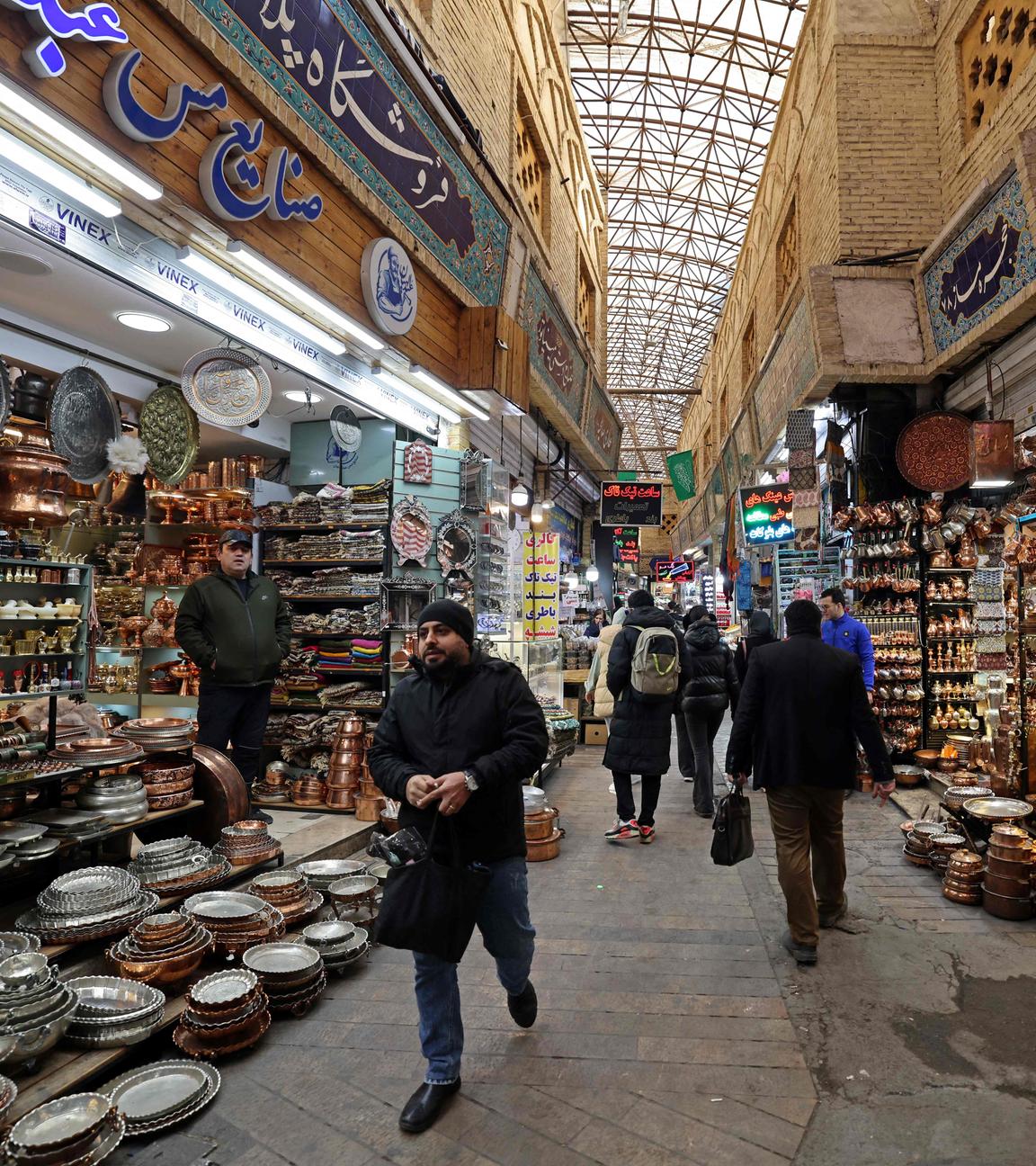 Käufer spazieren am 28. Januar 2026 durch den Tajrish Basar in Teheran