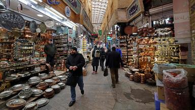 Käufer spazieren am 28. Januar 2026 durch den Tajrish Basar in Teheran