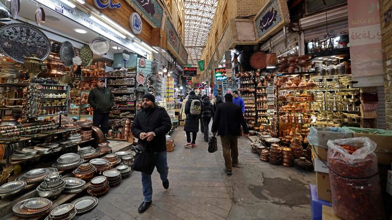 Käufer spazieren am 28. Januar 2026 durch den Tajrish Basar in Teheran