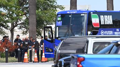 Beamte der US-Zoll- und Grenzschutzbehörde (CBP) vor dem iranischen Mannschaftsbus.