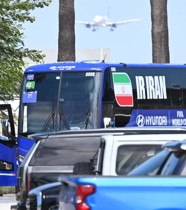 Beamte der US-Zoll- und Grenzschutzbehörde (CBP) vor dem iranischen Mannschaftsbus.