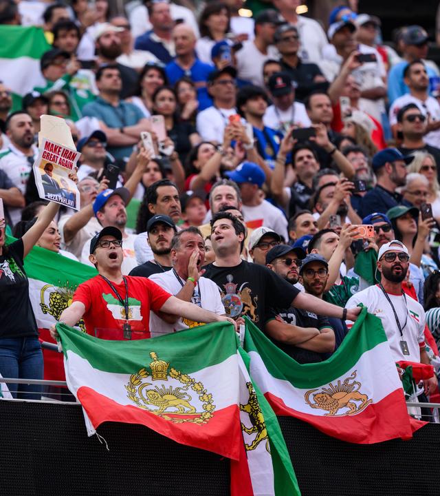 Iranische Fans protestieren während der Nationalhymne vor dem WM-Spiel gegen Neuseeland in Los Angeles.