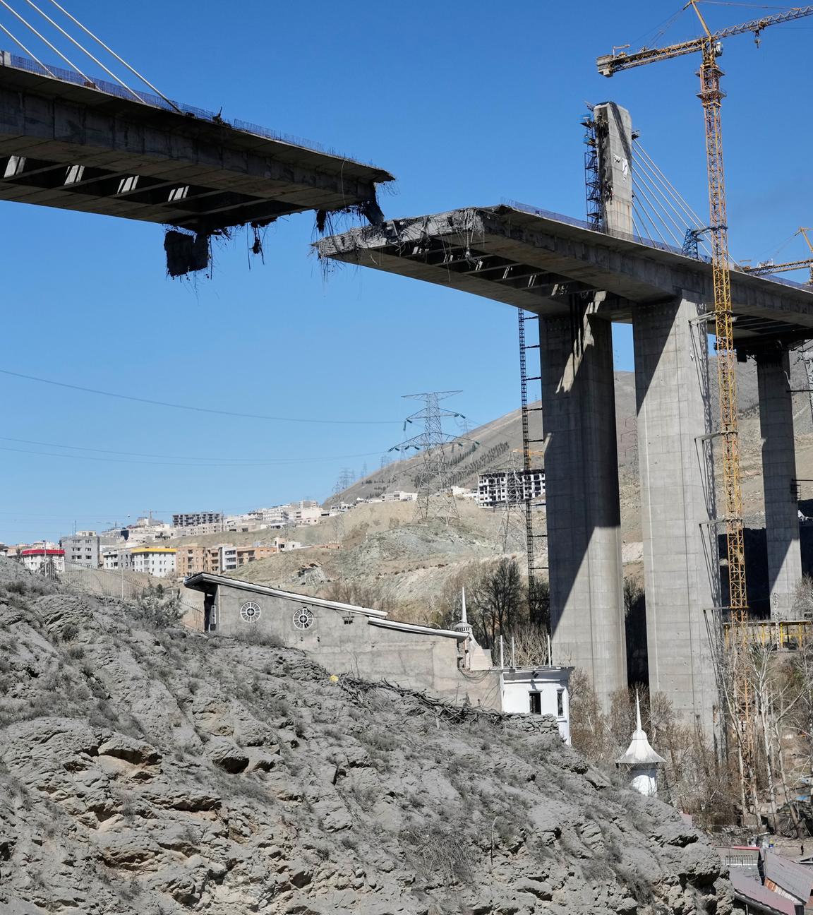 Eine neu errichtete Brücke, die am Donnerstag von US-Luftangriffen getroffen wurde, ist am Freitag, dem 3. April 2026, in Karaj westlich von Teheran, Iran, zu sehen.