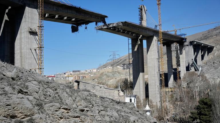 Eine neu errichtete Brücke, die am Donnerstag von US-Luftangriffen getroffen wurde, ist am Freitag, dem 3. April 2026, in Karaj westlich von Teheran, Iran, zu sehen.