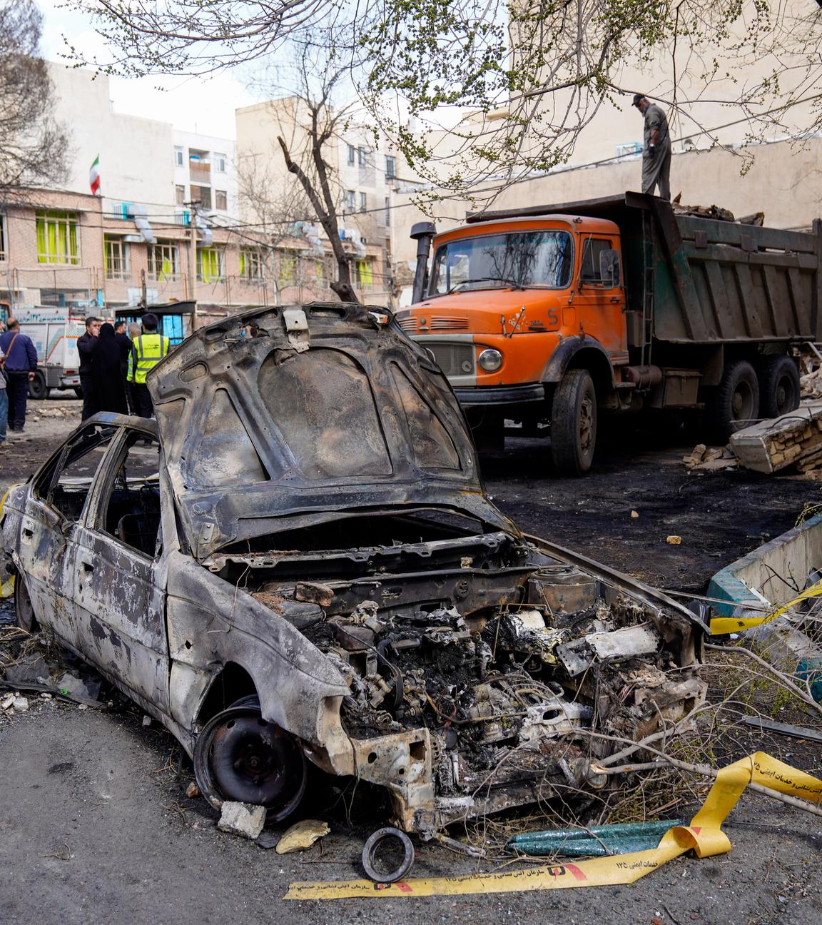 Ein beschädigtes Auto nach einem israelisch-amerikanischen Luftangriff am Samstag, dem 28. Februar 2026, in Teheran, Iran, 