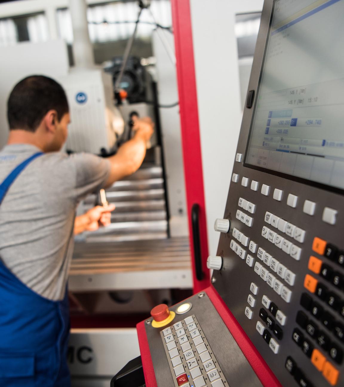 Archiv: ein auszubildender, der 2012 aus dem iran nach deutschland geflohen war, setzt ein werkzeug in eine fraesmaschine ein.