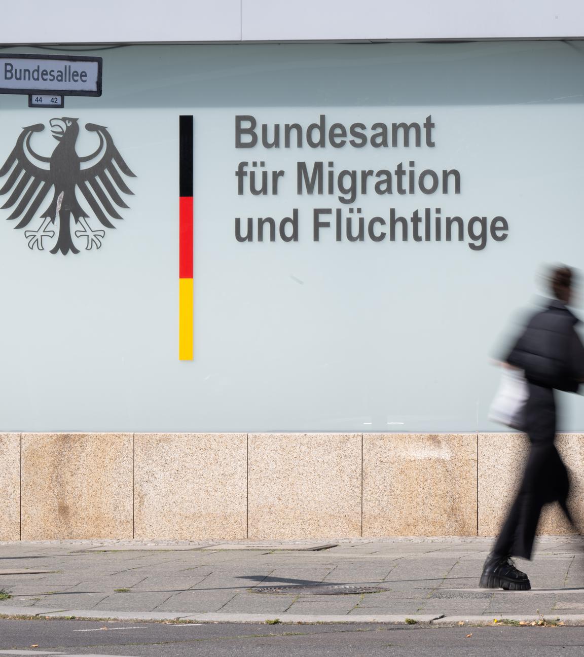 Ein Mann geht vor dem Bundesamt für Migration und Flüchtlinge vorbei.