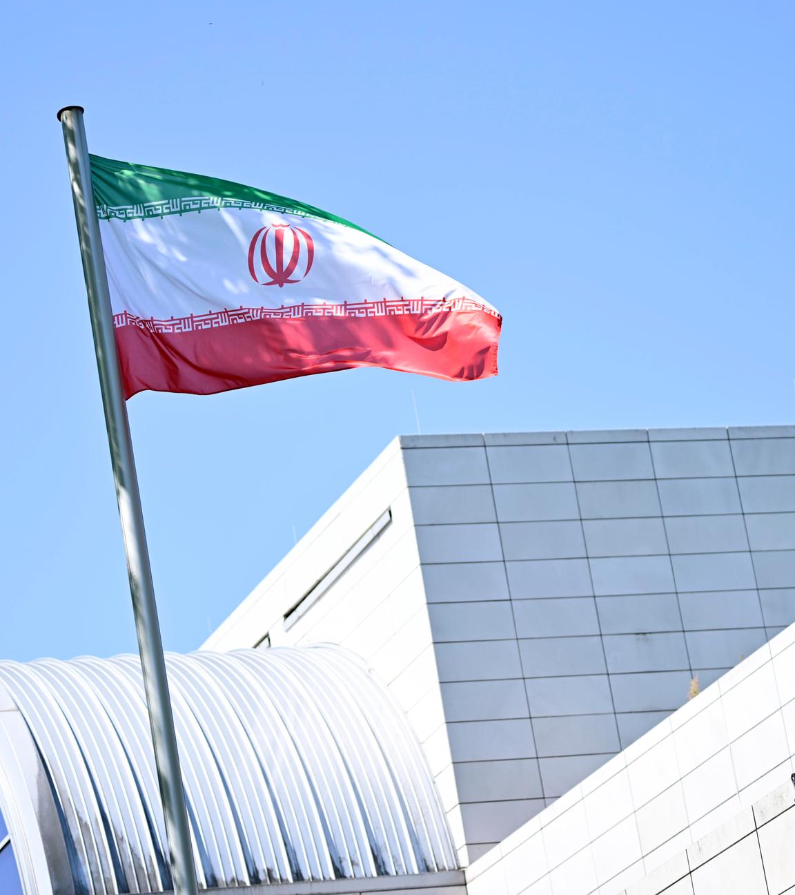22.06.2025, Berlin: Die iranische Flagge weht vor der Botschaft der Islamischen Republik Iran in Berlin.