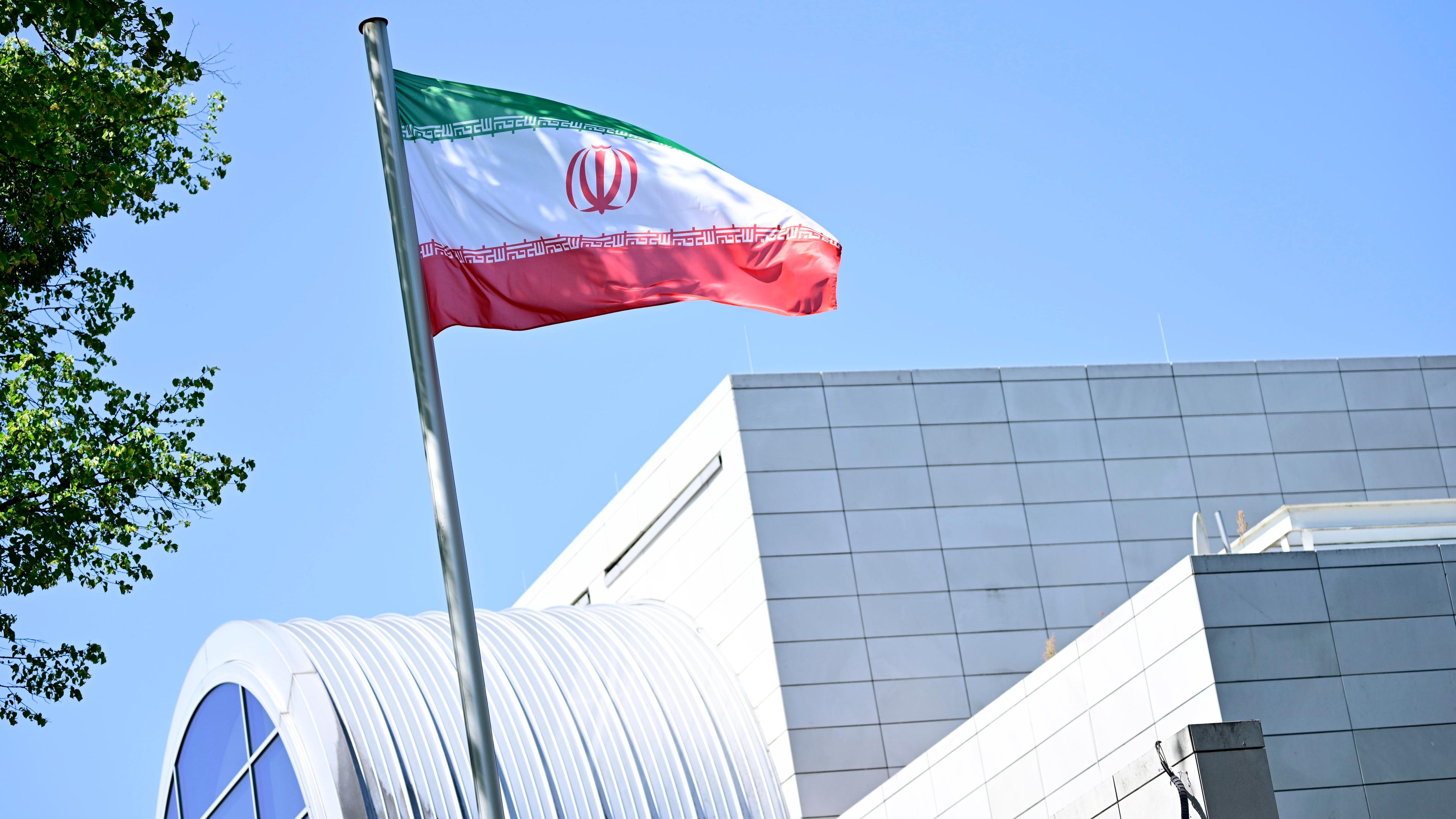 22.06.2025, Berlin: Die iranische Flagge weht vor der Botschaft der Islamischen Republik Iran in Berlin.