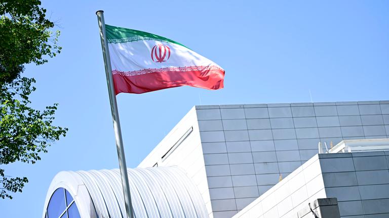 22.06.2025, Berlin: Die iranische Flagge weht vor der Botschaft der Islamischen Republik Iran in Berlin.
