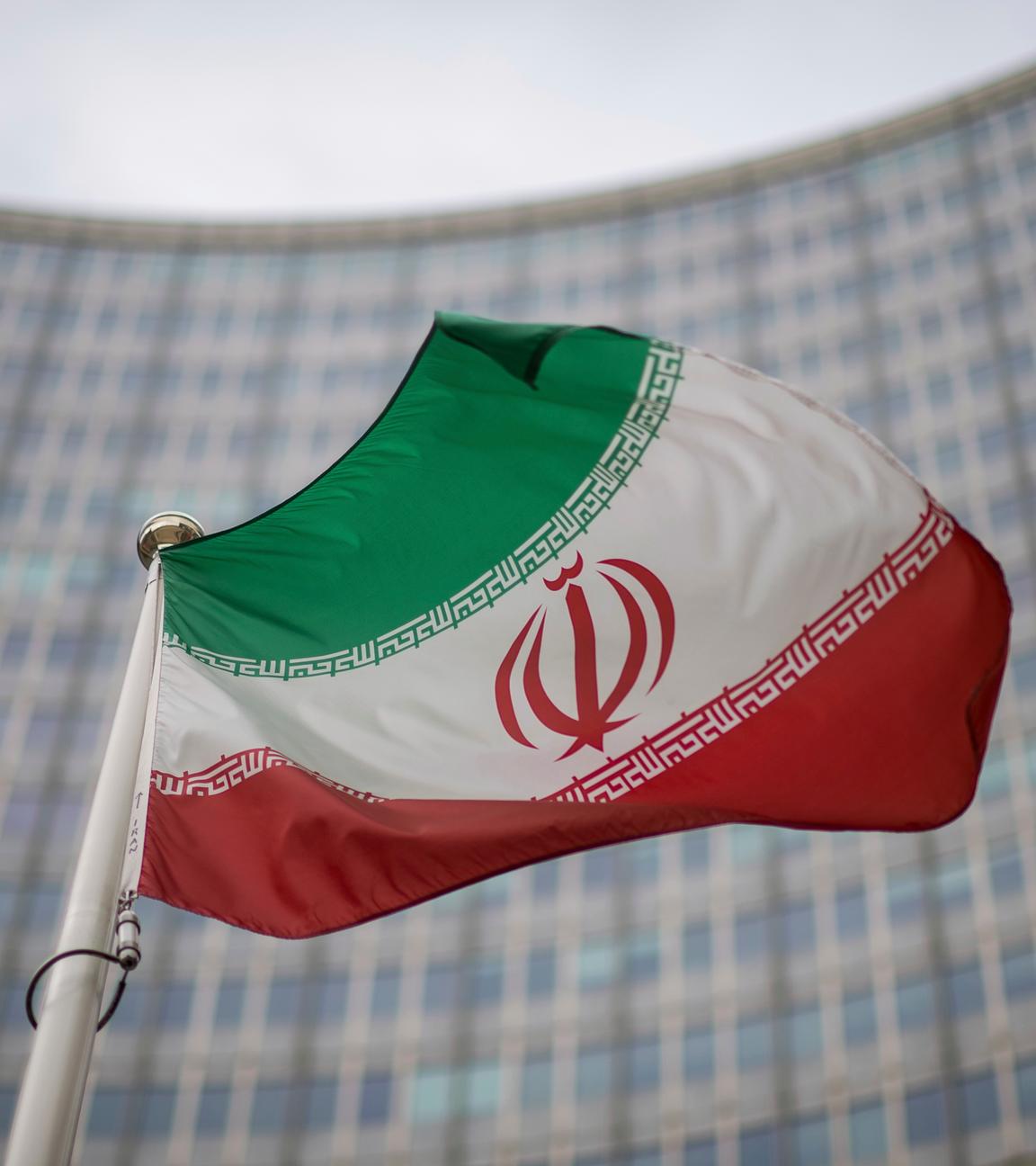 Eine iranische Nationalflagge weht vor dem Gebäude der Internationalen Atomenergiebehörde 