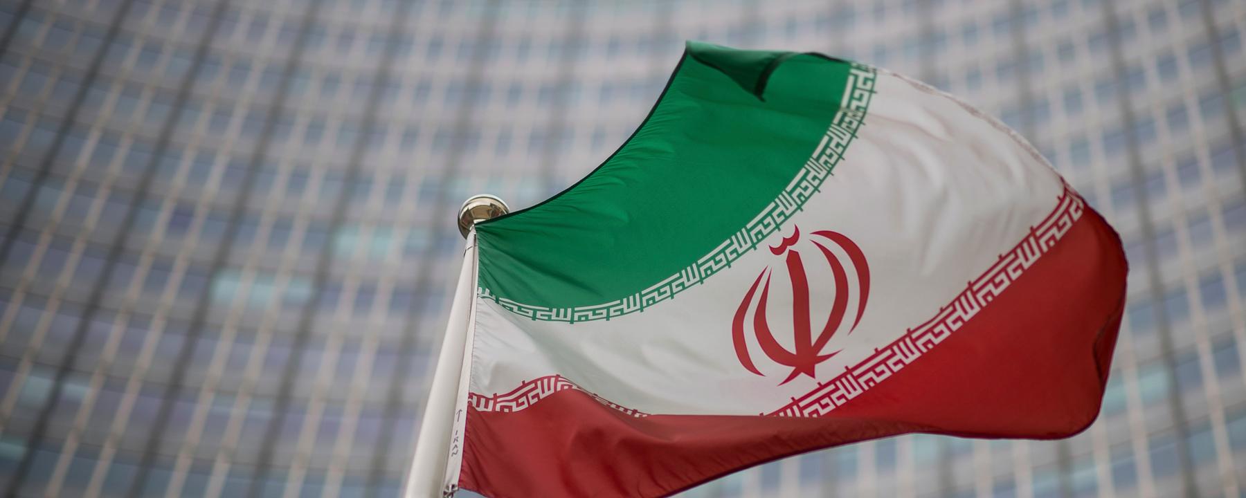 Eine iranische Nationalflagge weht vor dem Gebäude der Internationalen Atomenergiebehörde 