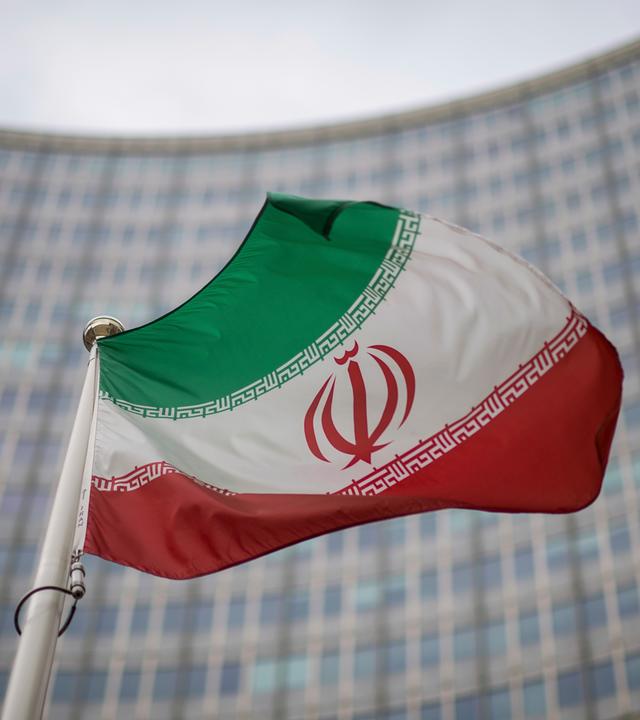 Eine iranische Nationalflagge weht vor dem Gebäude der Internationalen Atomenergiebehörde 