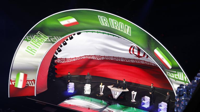 Projektion der iranischen Flagge während der Auslosung für die FIFA-Weltmeisterschaft 2026 am 05.12.2025 in Washington D.C., USA.