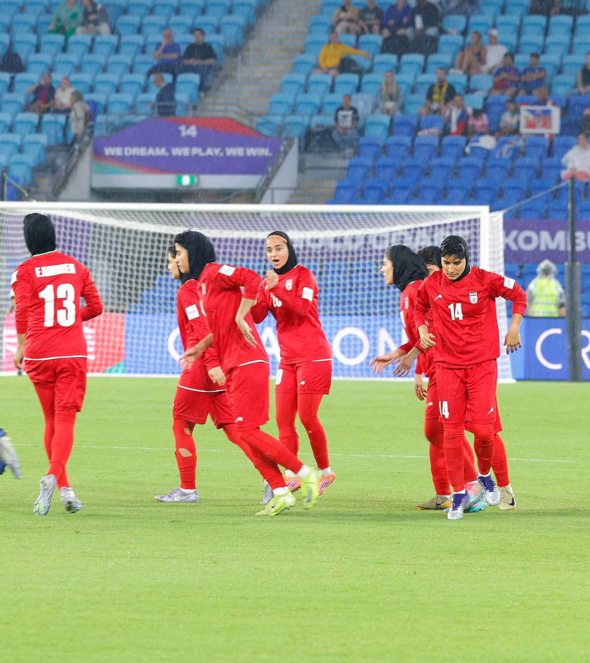 Iranische Spielerinnen laufen zu Beginn des Fußballspiels AFC Womens Asian Cup Australia 2026 zwischen Iran und den Philippinen an der Goldküste auf ihre Positionen zu.