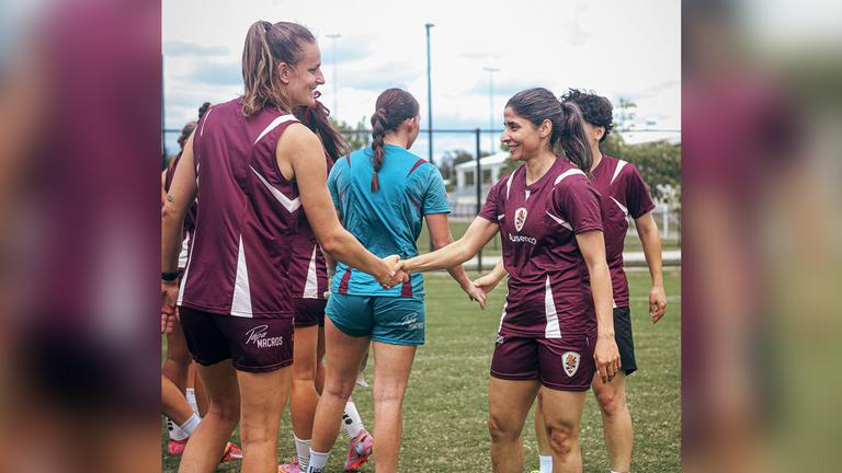 Iranische Fußballspielerin Atefeh Ramezanisadeh (r.), aufgenommen am 17.03.2026 in Brisbane (Australien)