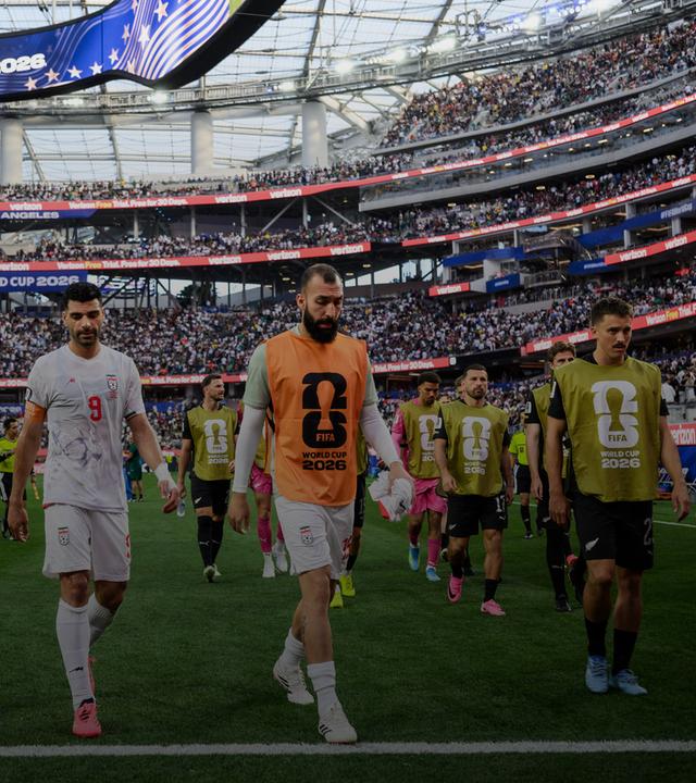 Die iranischen Fußballspieler Mohammad Mohebbi, Mehdi Taremi und Ali Nemati gehen in der Halbzeitpause des Fußballspiels der FIFA-Weltmeisterschaft 2026 am 15.06.2026 in Los Angeles, USA, vom Platz.