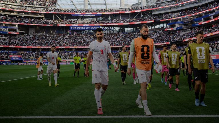 Die iranischen Fußballspieler Mohammad Mohebbi, Mehdi Taremi und Ali Nemati gehen in der Halbzeitpause des Fußballspiels der FIFA-Weltmeisterschaft 2026 am 15.06.2026 in Los Angeles, USA, vom Platz.