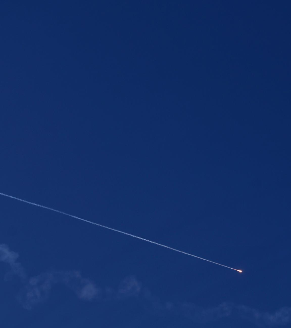 Eine iranische Rakete ist am 02.03.2026 am Himmel über der Stadt Nablus im Westjordanland zu sehen.