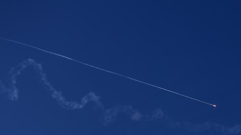 Eine iranische Rakete ist am 02.03.2026 am Himmel über der Stadt Nablus im Westjordanland zu sehen.