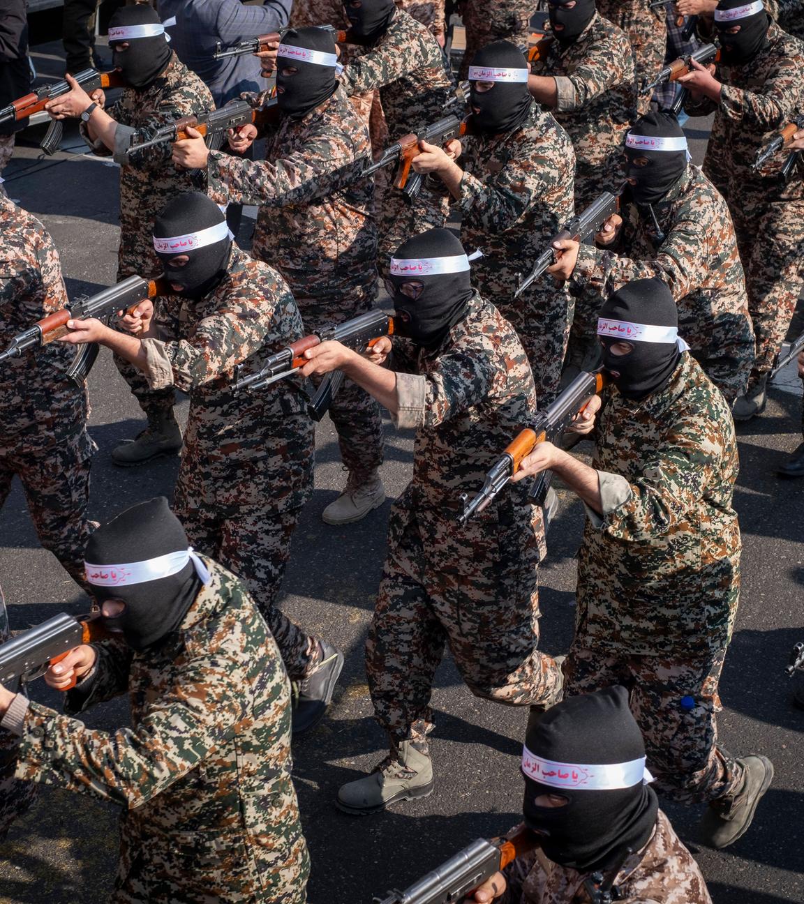 Angehörige der Islamischen Revolutionsgarde tragen Masken und nehmen am 10.01.2025 an einer Militärkundgebung in der Innenstadt von Teheran, Iran, teil. 
