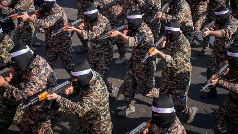 Angehörige der Islamischen Revolutionsgarde tragen Masken und nehmen am 10.01.2025 an einer Militärkundgebung in der Innenstadt von Teheran, Iran, teil. 