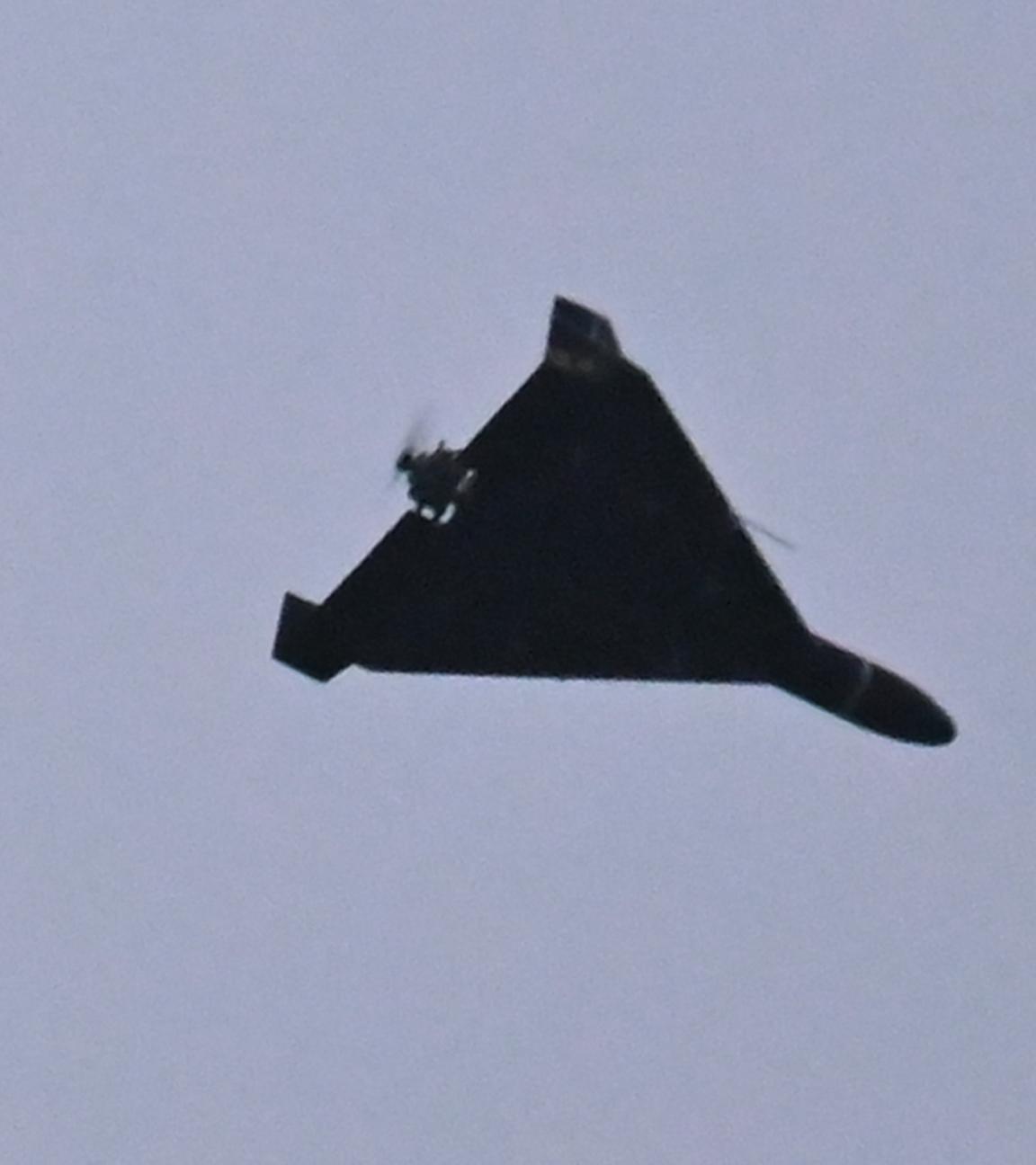 Ein Foto vom 27. Dezember 2025 zeigt eine iranische Shahed-136-Drohne (Geranium-2), die von der russischen Armee während eines russischen Drohnen- und Raketenangriffs im Zuge der russischen Invasion in der Ukraine über Kiew kreist.