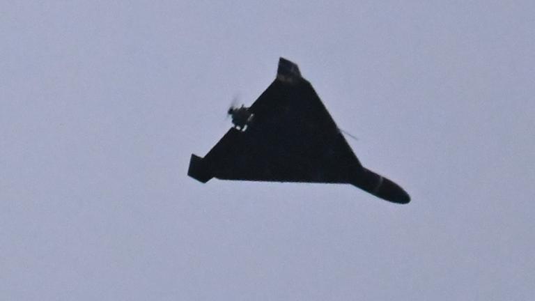 Ein Foto vom 27. Dezember 2025 zeigt eine iranische Shahed-136-Drohne (Geranium-2), die von der russischen Armee während eines russischen Drohnen- und Raketenangriffs im Zuge der russischen Invasion in der Ukraine über Kiew kreist.