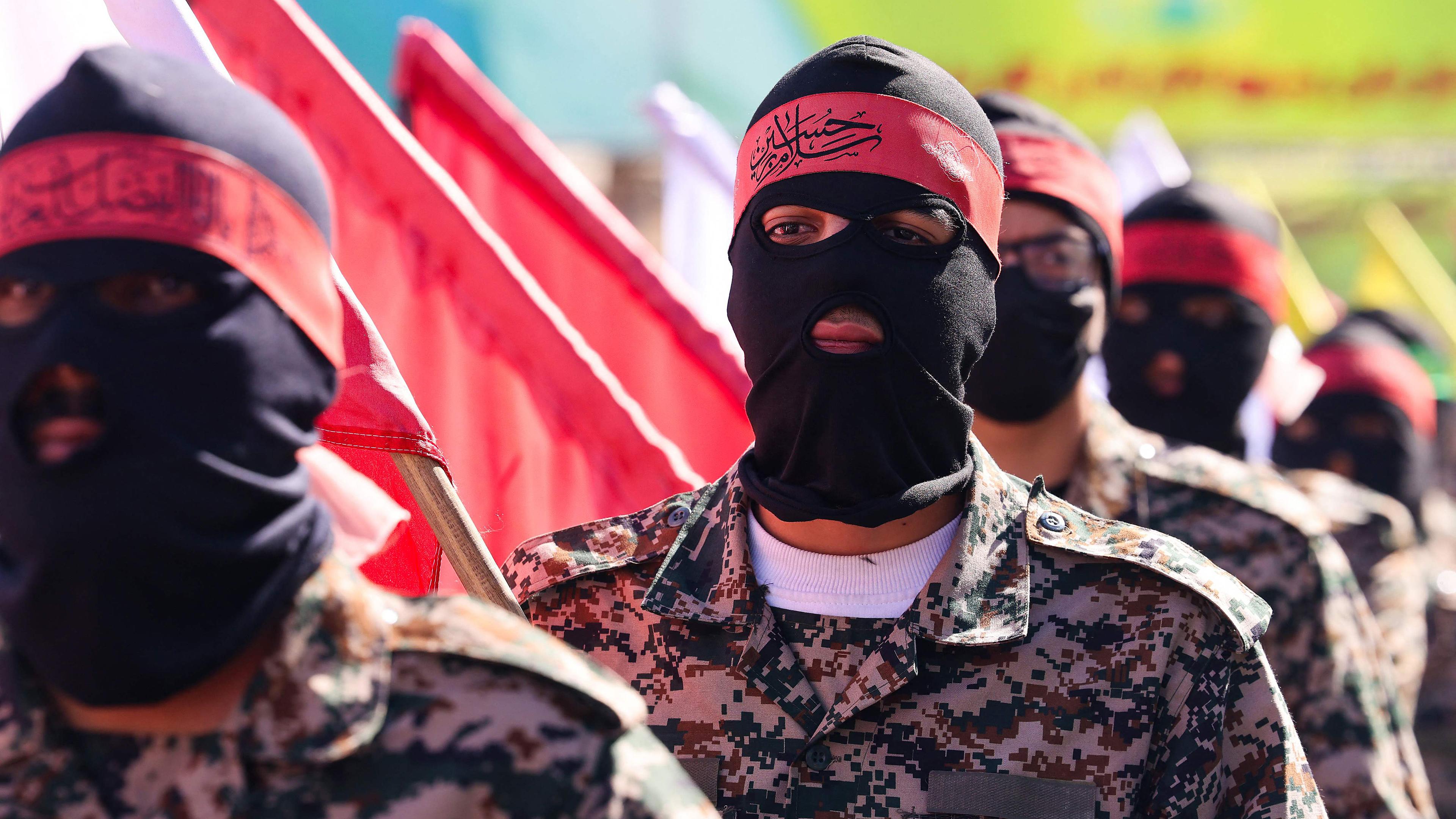 Iraner nehmen am Trauerzug für sieben Mitglieder des Korps der Islamischen Revolutionsgarde teil