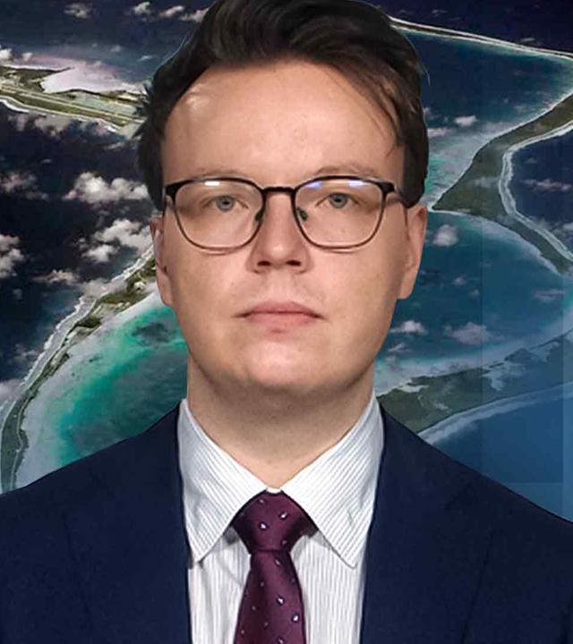 Militärexperte Fabian Hoffmann. Im Hintergrund ist ist der Militärstützpunkt Diego Garcia dargestellt.