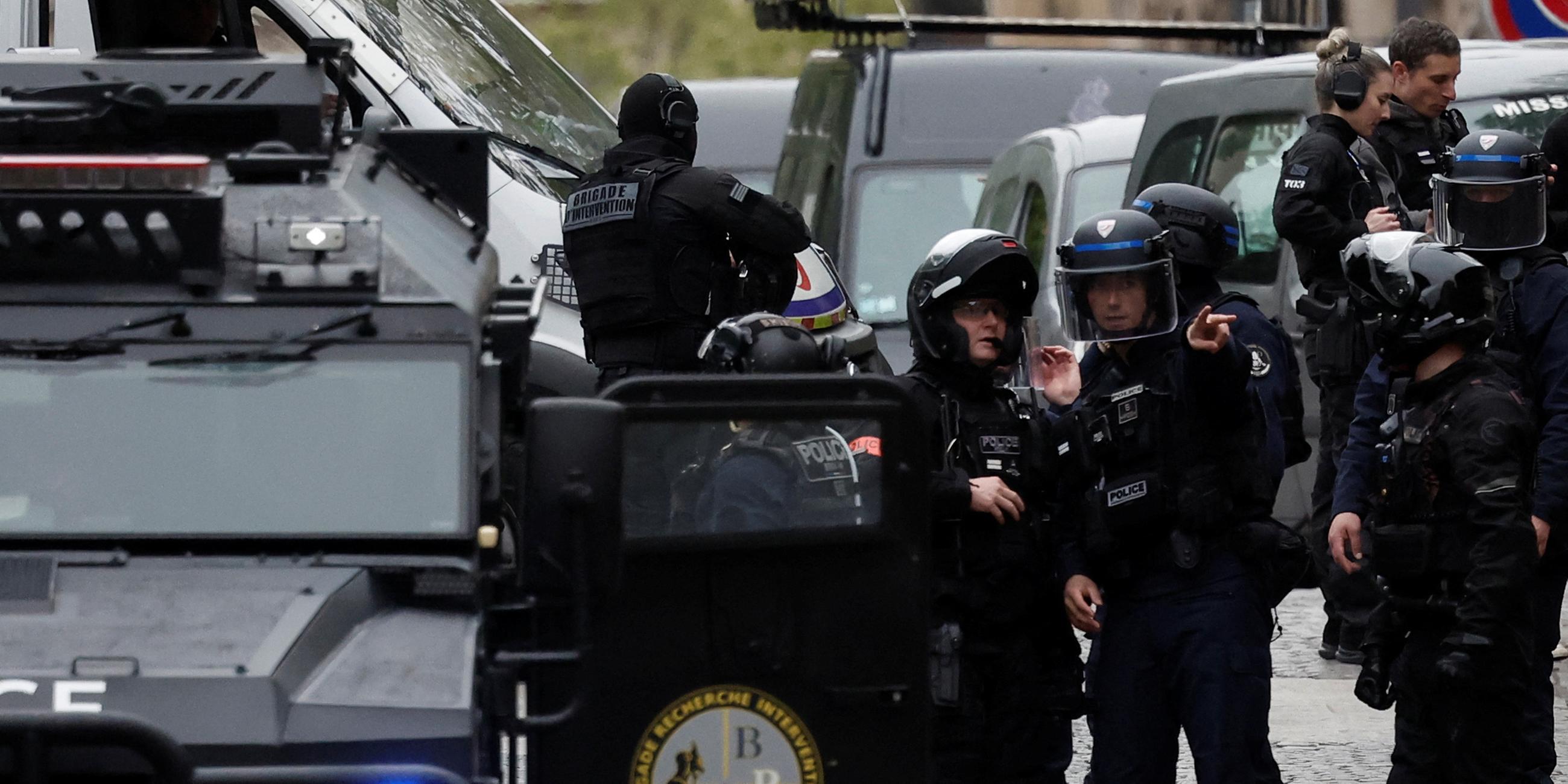 Französische Polizisten und Angehörige der französischen Spezialeinheiten sichern das Gebiet in der Nähe des iranischen Konsulats, in dem ein Mann droht, sich in die Luft zu sprengen, in Paris, 19.04.2024.
