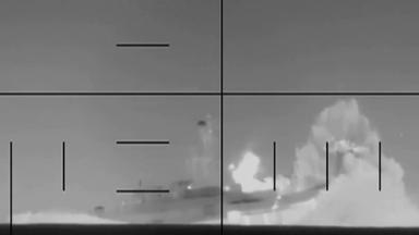 Dieses Bild das vom US-Amerikanischen Kriegsministerium zur Verfügung gestellt wurde zeigt ein Iranisches Kriegsschiff im Indischen Ozean von einem Amerikansichen U-Boot angegriffen wird.