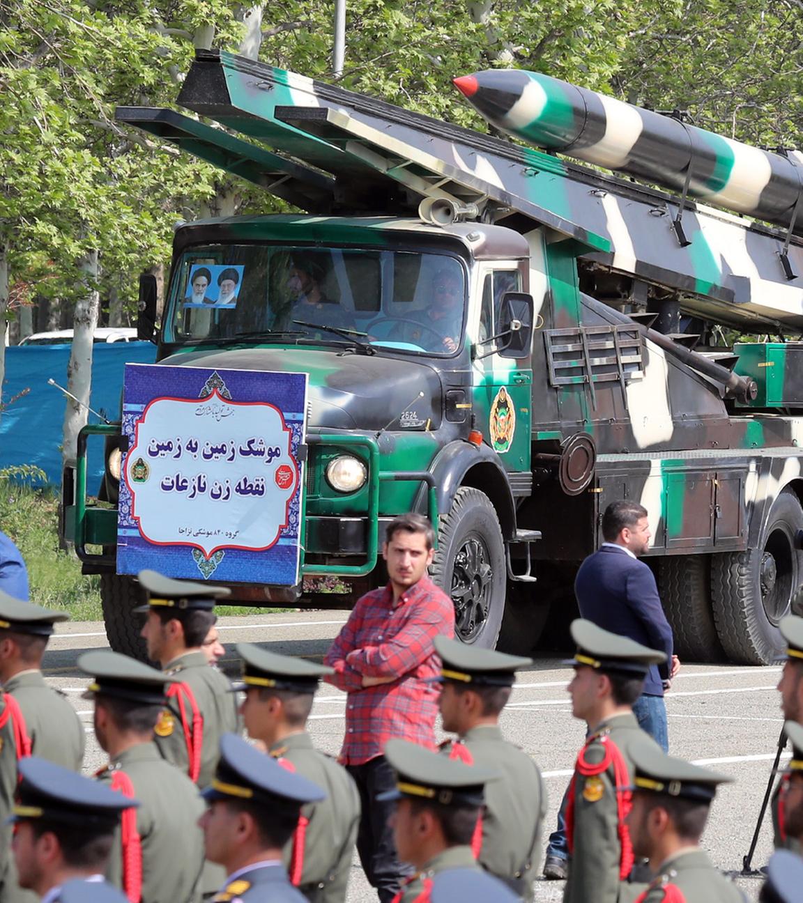 Iranische Mittelstreckenraketen vom Typ „Nazeat“ werden während der jährlichen Feierlichkeiten zum Tag der Armee auf einem Militärstützpunkt in Teheran, Iran, präsentiert. (Archiv)